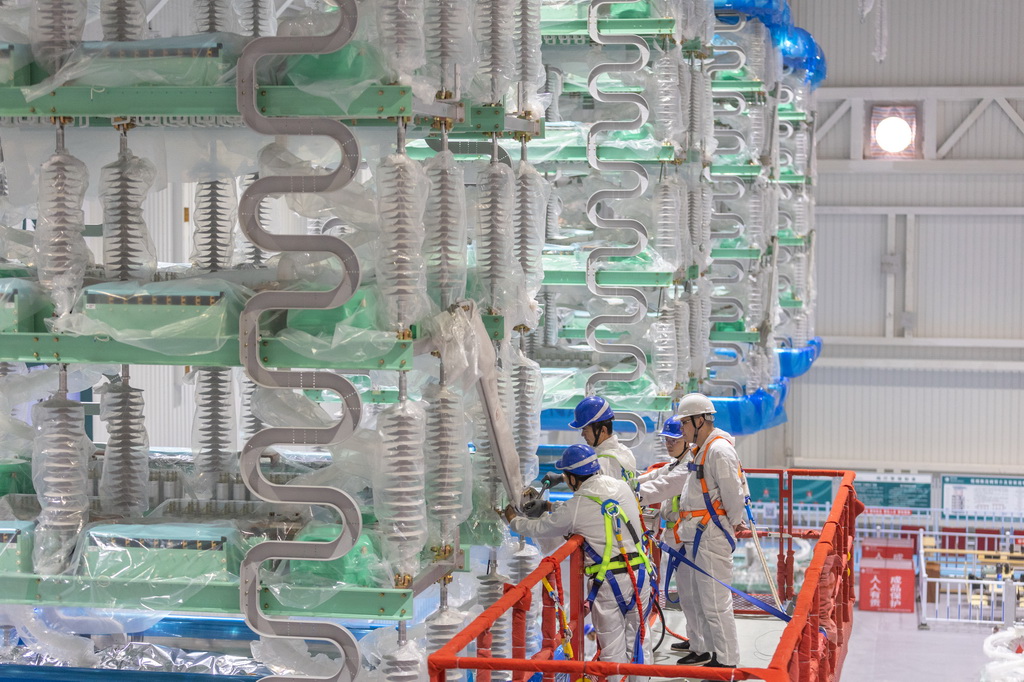 12月19日，在“疆电入渝”特高压渝北±800千伏换流站工程施工现场，安徽送变电工程有限公司的技术人员在进行国产换流阀的安装作业。新华社记者 黄伟 摄