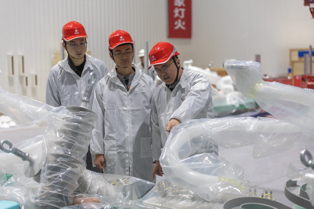 12月19日，在“疆电入渝”特高压渝北±800千伏换流站工程施工现场，安徽送变电工程有限公司的技术人员在检查国产换流阀的安装质量。新华社记者 黄伟 摄