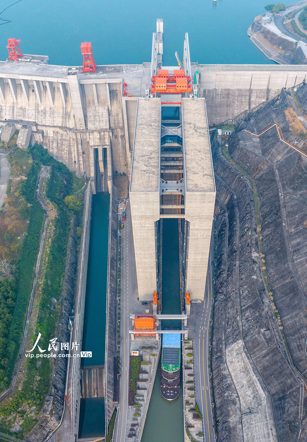 湖北宜昌：三峡升船机累计通过船舶3万艘次【2】