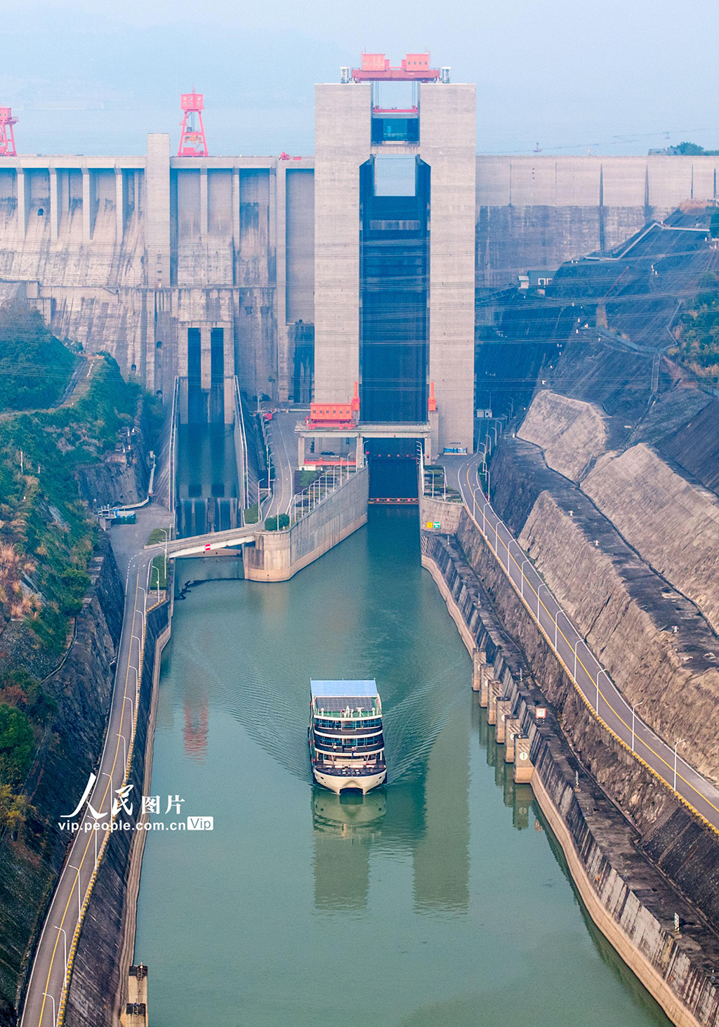 湖北宜昌：三峡升船机累计通过船舶3万艘次【4】