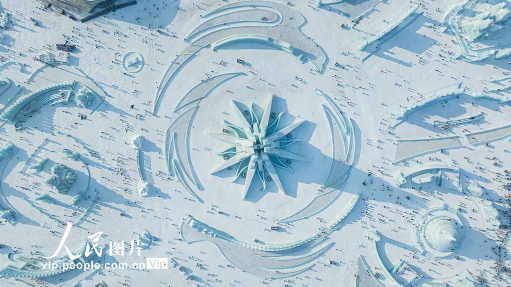 12月21日拍摄的哈尔滨冰雪大世界开园首日园区景象。耿洪杰摄（人民图片网）