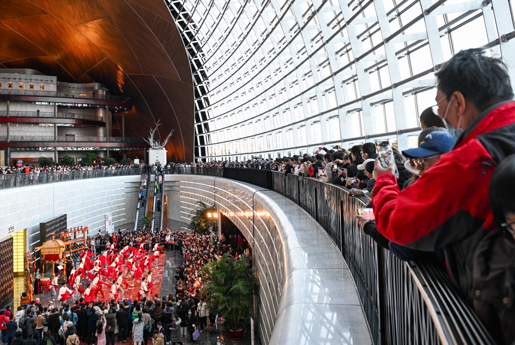 12月22日，演员在国家大剧院橄榄厅展示舞剧《杨家岭的春天》陕北秧歌片段。新华社记者 陈钟昊 摄
