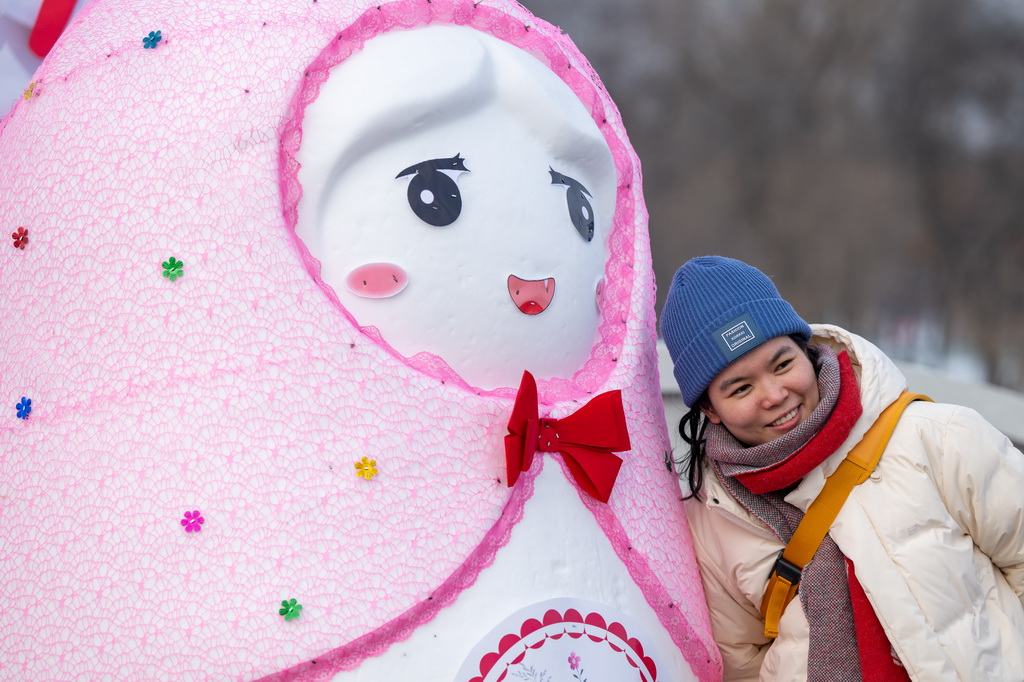 12月23日，一名游客在第37届太阳岛国际雪雕艺术博览会上拍照留念。新华社记者 张涛 摄
