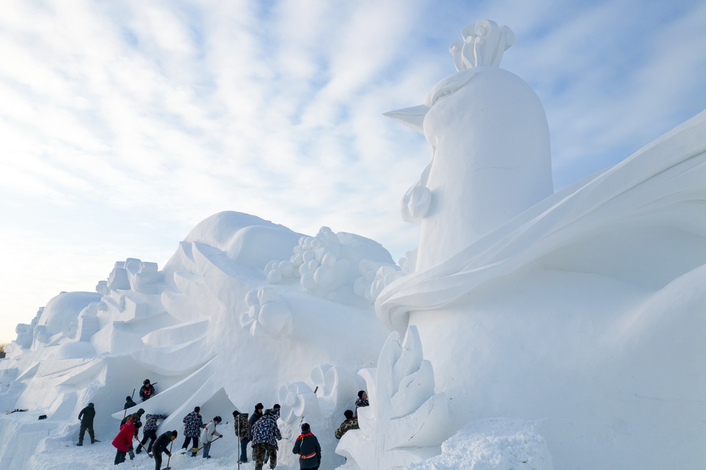 12月23日，雕刻师在哈尔滨太阳岛雪博会园区创作大型雪雕（无人机照片）。新华社记者 张涛 摄