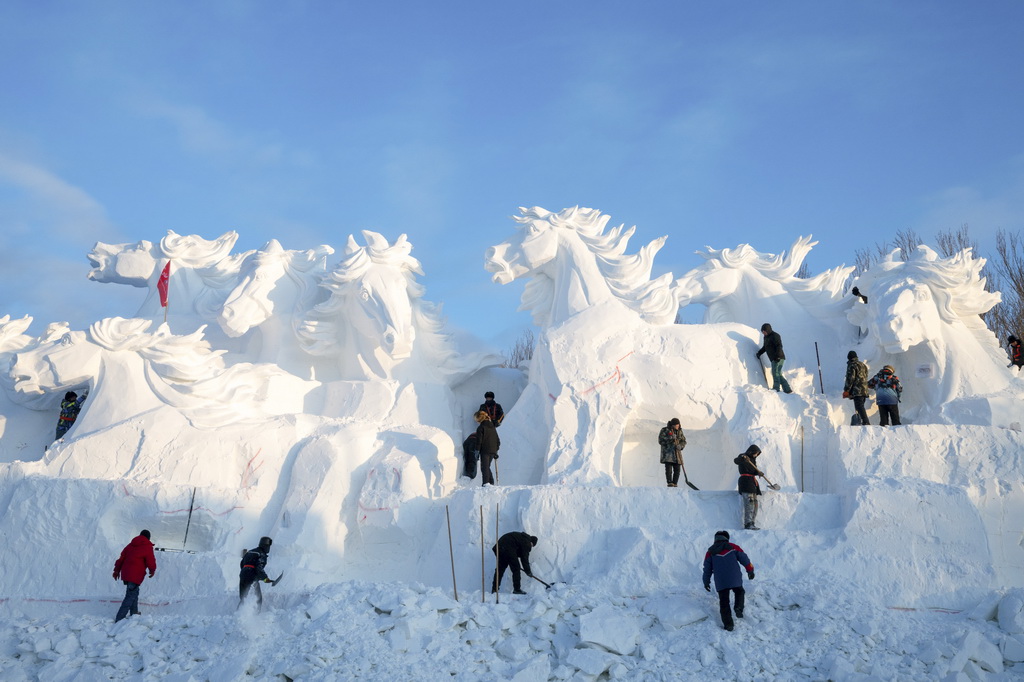 12月23日，雕刻师在哈尔滨太阳岛雪博会园区创作大型雪雕。新华社记者 张涛 摄