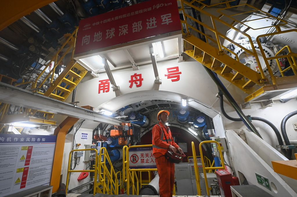 12月24日，中铁十四局技术人员在甬舟铁路金塘海底隧道“甬舟号”盾构机内配合管片拼装作业。