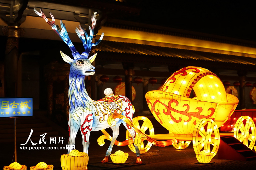 山东郯城：调试花灯迎新年