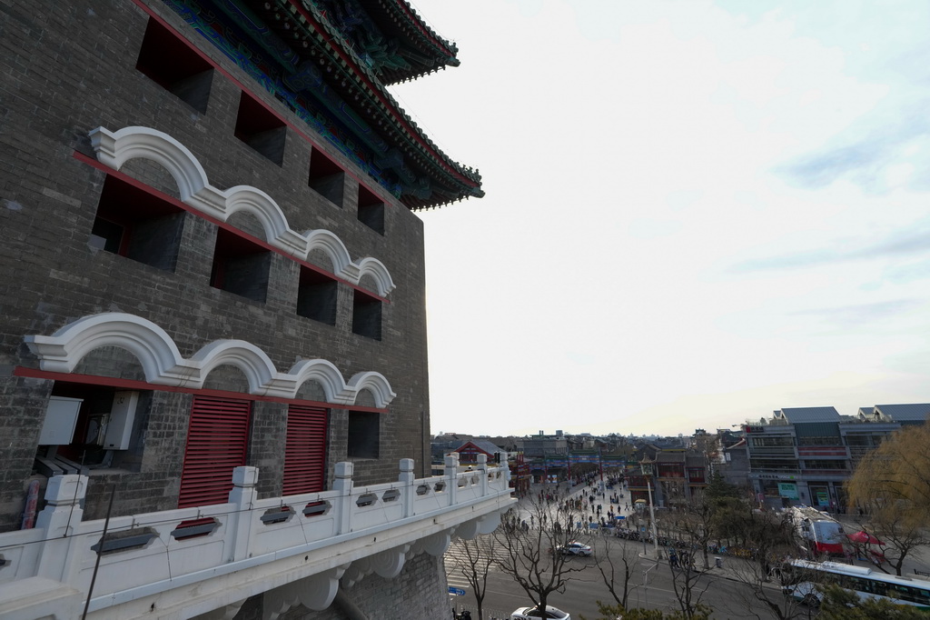 12月26日拍摄的正阳门箭楼和北京前门大街。