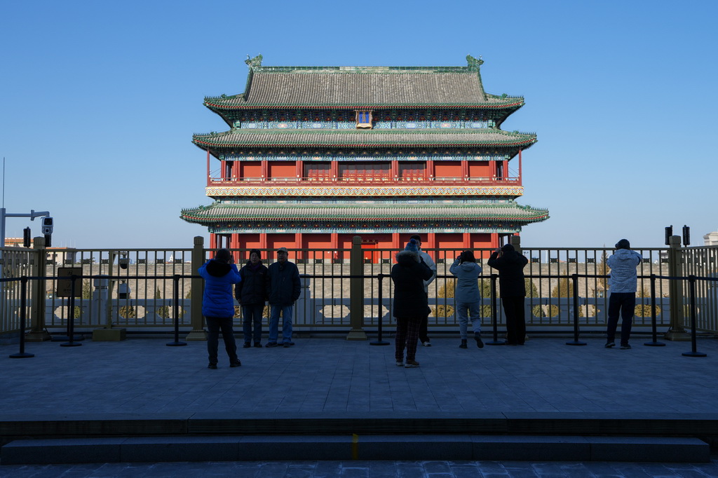 12月26日，参观者在正阳门箭楼上拍摄正阳门城楼。