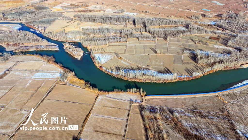 2024年12月26日拍摄的甘肃省临泽县板桥镇境内的黑河两岸风光。