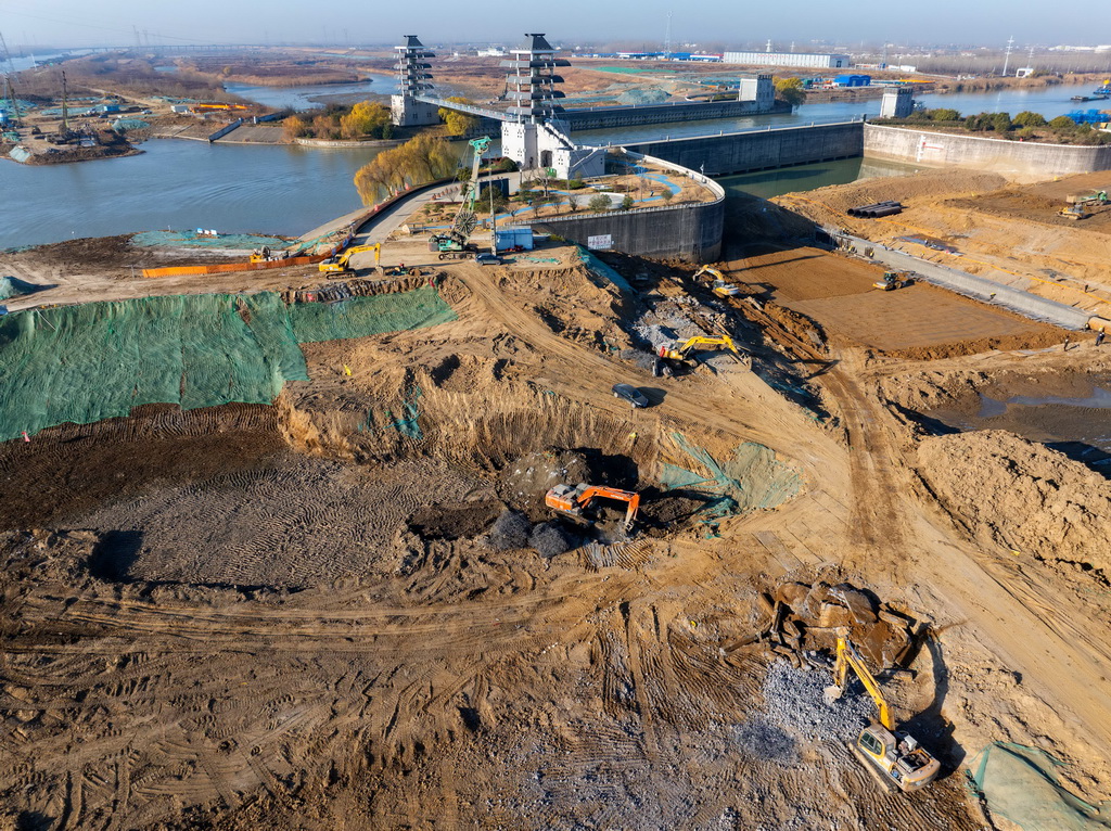 12月29日拍摄的淮河入海水道二期工程淮安枢纽项目施工现场（无人机照片）。