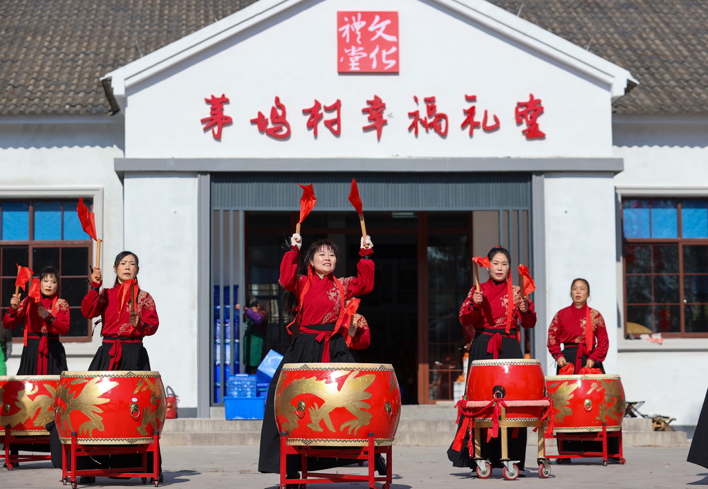 12月28日，在浙江省湖州市吴兴区埭溪镇茅坞村，村民表演威风锣鼓。新华社发（何伟卫摄）