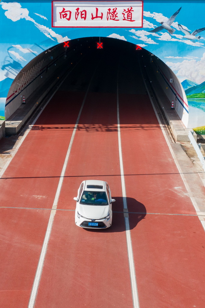 2025年1月1日，汽车驶出三清高速公路向阳山隧道（无人机照片）。