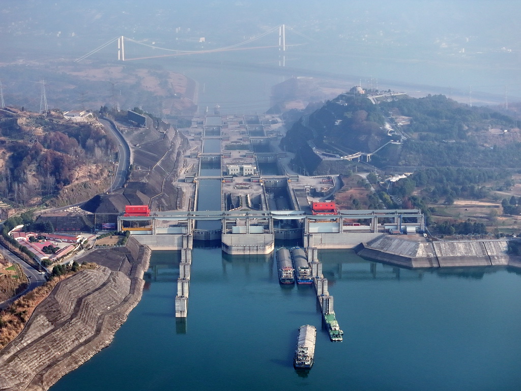 2025年1月1日，在湖北省宜昌市，船舶有序通过三峡枢纽五级船闸（无人机照片）。新华社发（王辉富摄）