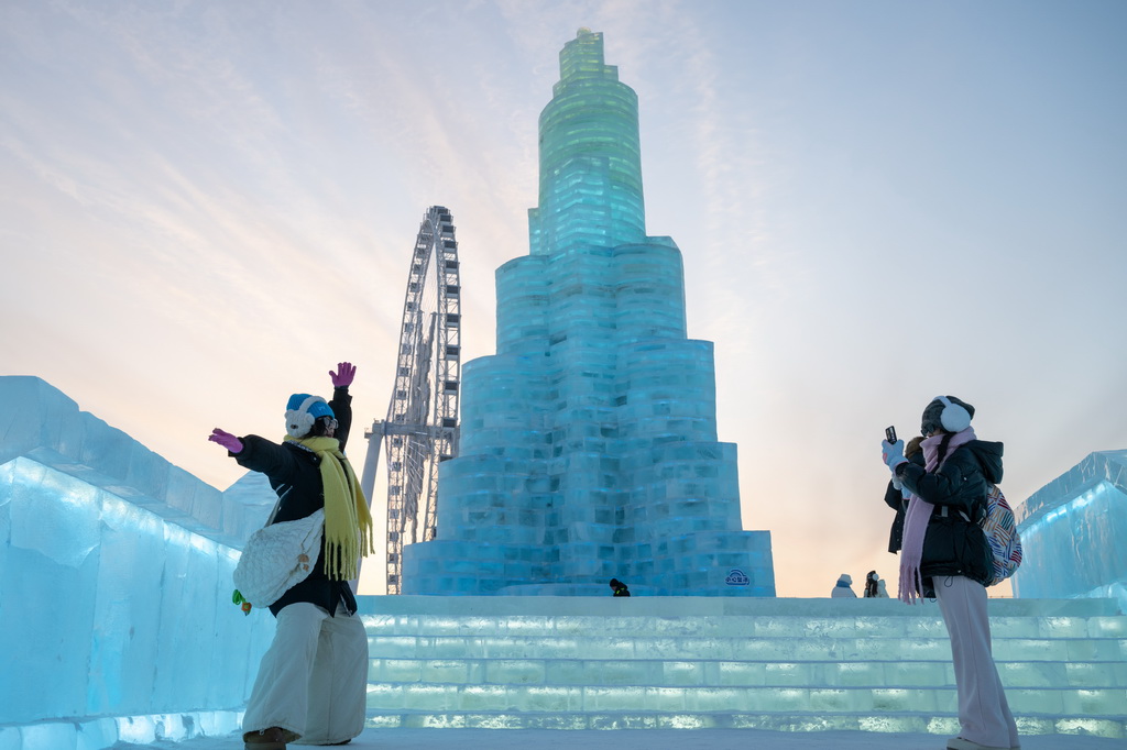 1月5日，游客在哈尔滨冰雪大世界园区拍照留念。新华社记者 张涛 摄