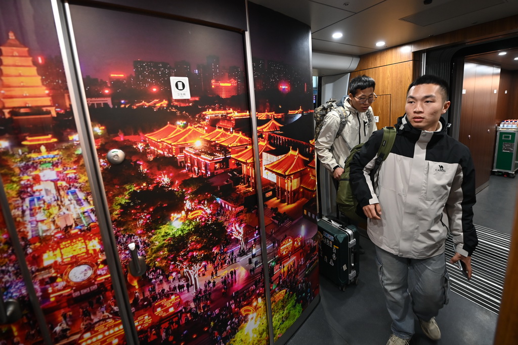 1月5日，旅客在西安北站乘坐G828次西安至香港直达高铁列车。