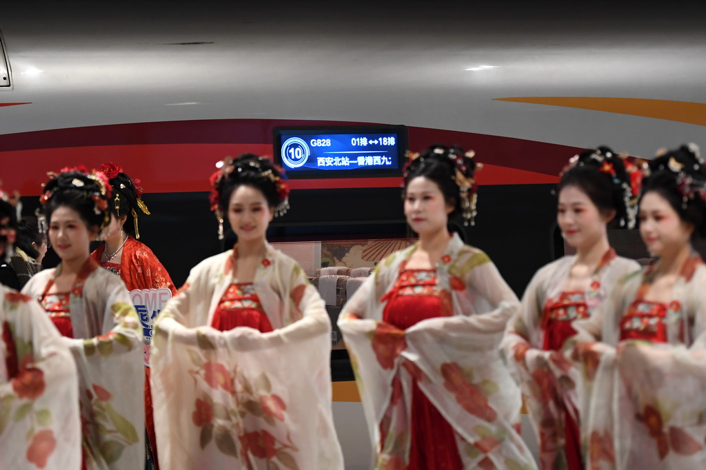 1月5日，在西安北站，身穿汉服的铁路工作人员在西安北至香港西九龙复兴号动车首发仪式上为旅客表演。
