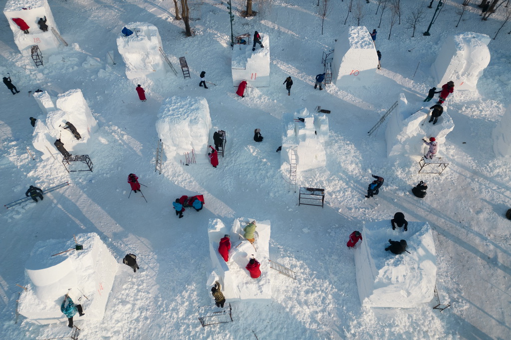 1月6日，参赛选手在哈尔滨太阳岛雪博会园区进行雪雕创作（无人机照片）。新华社记者 张涛 摄