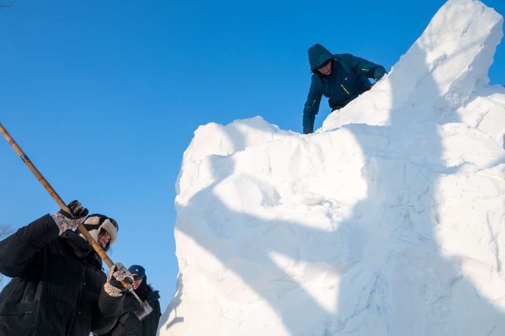 1月6日，参赛选手在哈尔滨太阳岛雪博会园区进行雪雕创作。新华社记者 张涛 摄
