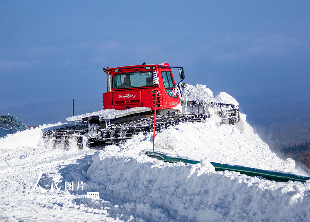 吉林延边：长白山景区清理积雪保畅通【3】