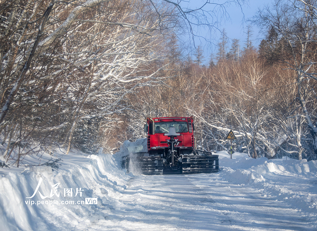 吉林延边：长白山景区清理积雪保畅通【6】