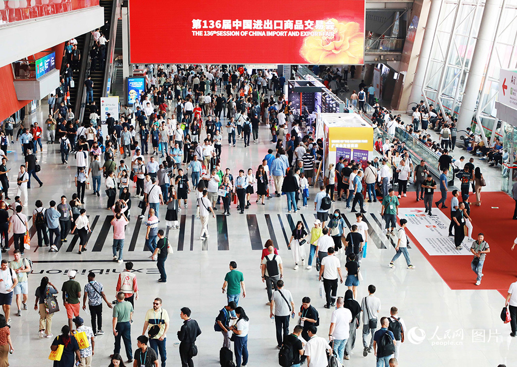 2024年10月15日，第136届广交会在广州开幕，线下参展企业超3万家。人民网 朴馨语摄