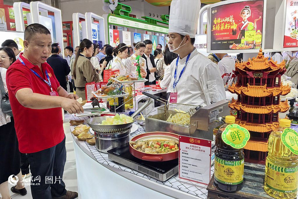 2024年10月18日，第六届中国粮食交易大会湖北武汉“喷香”开幕，近3000家企业齐聚，吸引相关行业人员2万多人，均创历史新高。人民网记者 周雯摄