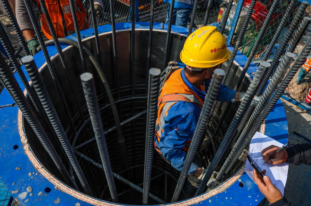 1月9日，工人在广州北二环改扩建工程6标浇筑混凝土墩柱。