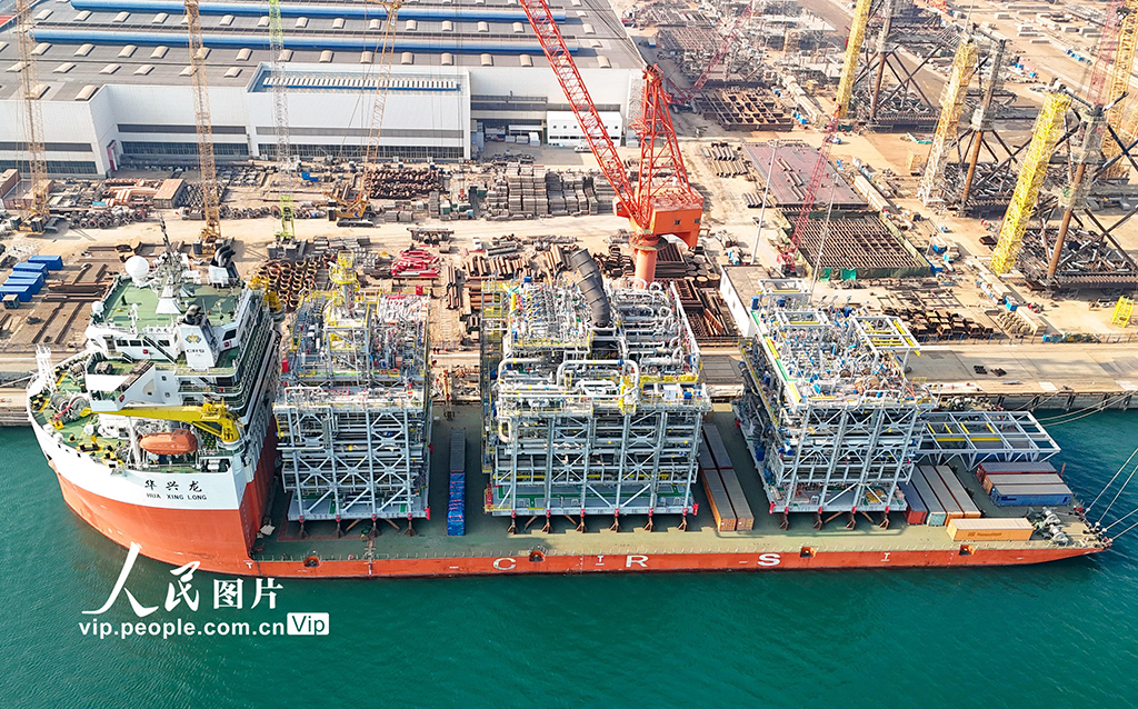 山东青岛：40万吨级“海上油气工厂”上部模块装船启运【2】