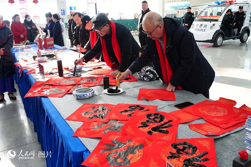 2025年春运首日，呼和浩特东站举行迎新年春运活动。实习生 林福佳摄