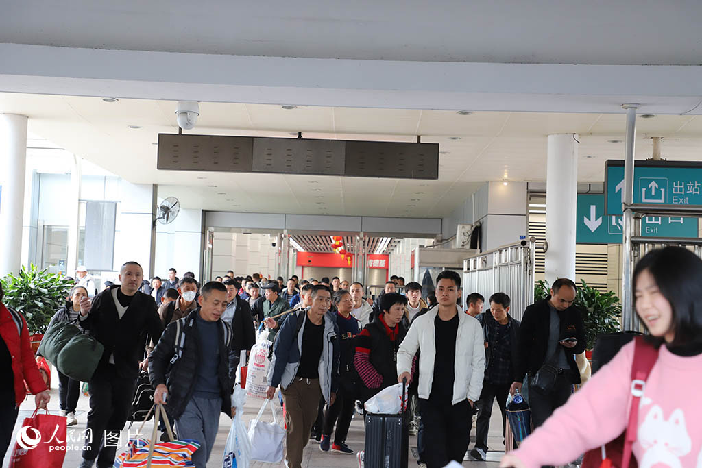 2025年春运首日，广州火车站内，旅客正在候车。人民网 宁玉瑛摄