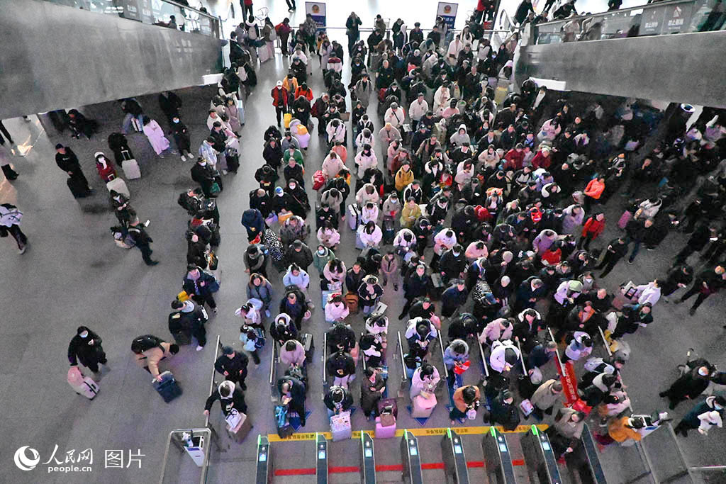 2025年春运首日，成都东站检票口乘客正在排队检票。人民网 肖瑶摄