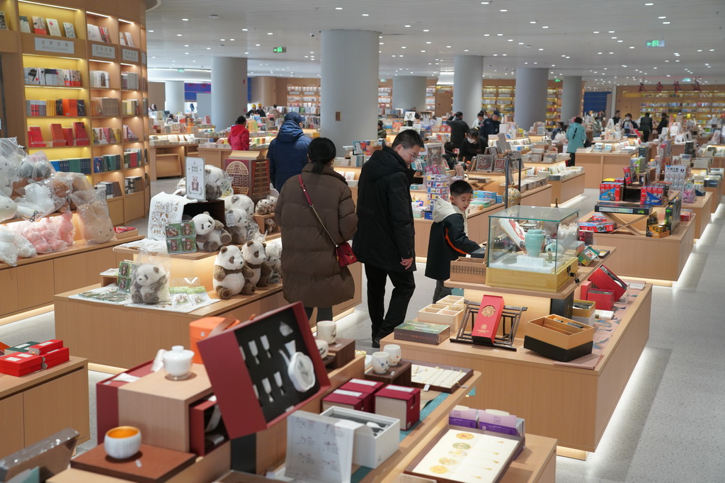 1月13日，参观者在新落成的长安书院内参观文创产品。新华社记者 邵瑞 摄