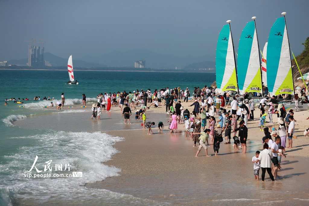 海南三亚：蜈支洲岛景区游人如织