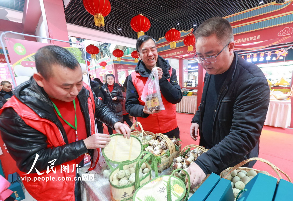2025年1月18日，市民在贵州省贵阳市观山湖区西南国际商贸城选购农特产品。