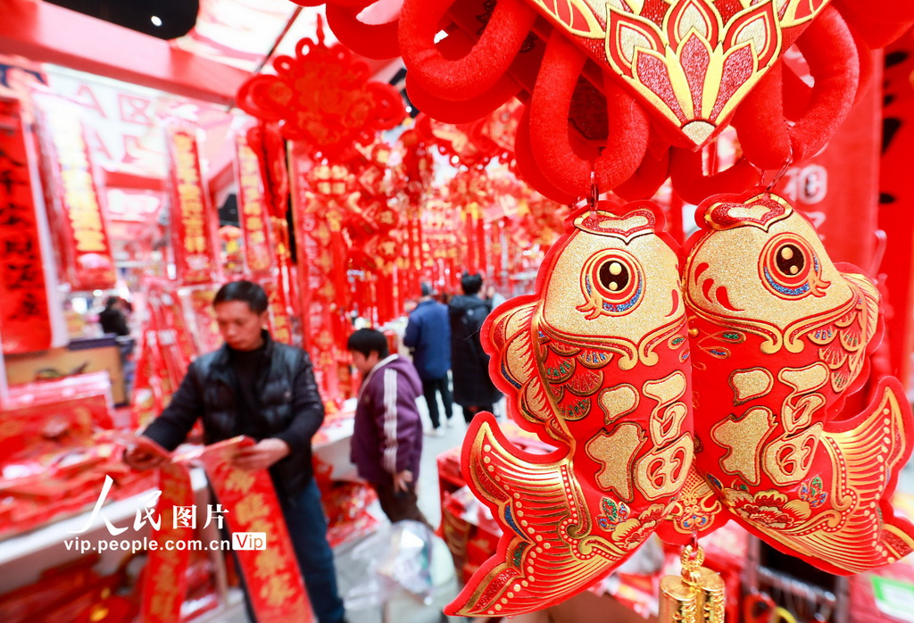 2025年1月18日，市民在贵州省贵阳市观山湖区西南国际商贸城选购年货。
