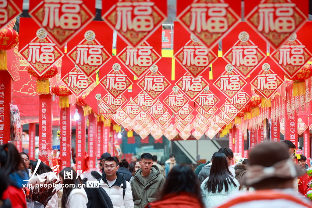 2025年1月18日，市民在贵州省贵阳市观山湖区西南国际商贸城选购年货。