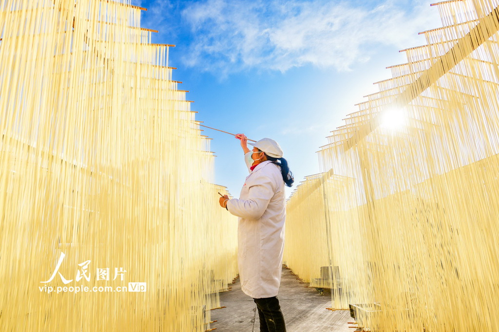 湖北英山：赶制手工挂面 供应市场