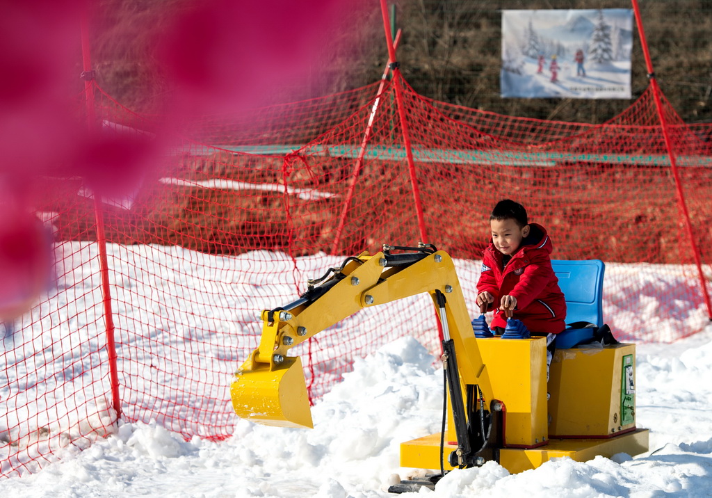 1月19日，在邯郸市复兴区东高河村滑雪场，小朋友在体验雪地挖掘机项目。
