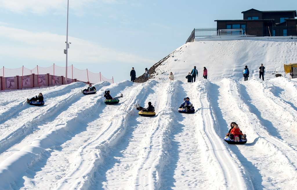 1月19日，在邯郸市复兴区东高河村滑雪场，游客在体验滑雪圈项目。