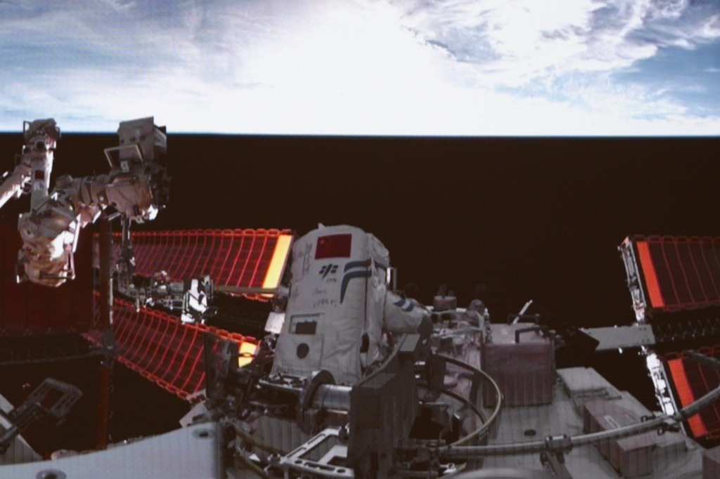 1月20日在北京航天飞行控制中心拍摄的神舟十九号航天员宋令东出舱的画面。新华社记者 刘芳 摄