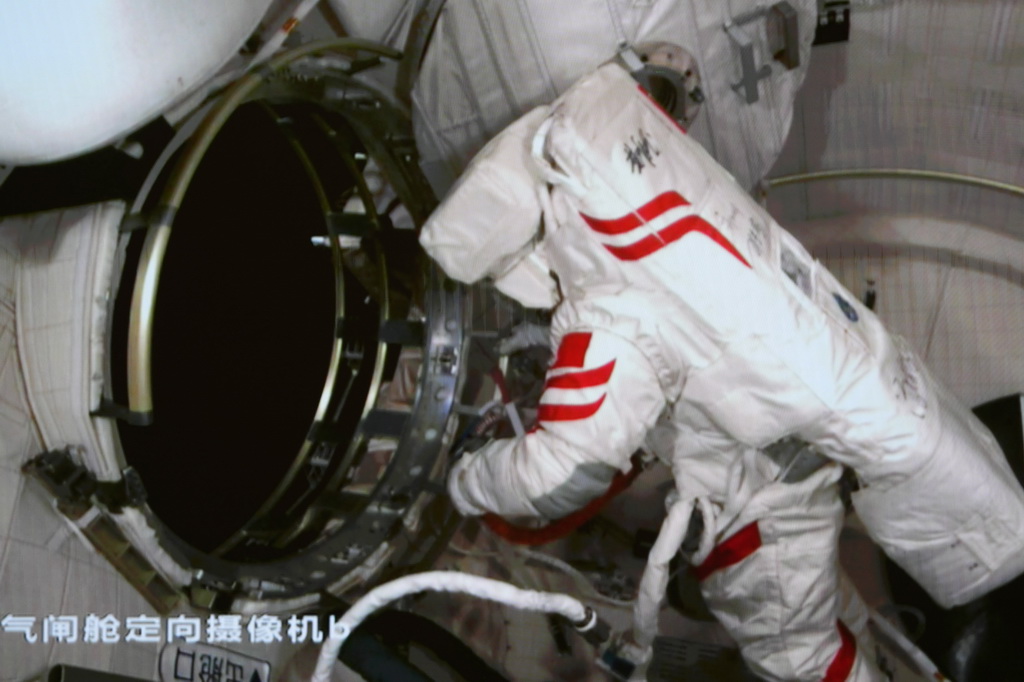 1月20日在北京航天飞行控制中心拍摄的神舟十九号航天员蔡旭哲在气闸舱舱门内工作的画面。新华社记者 刘芳 摄