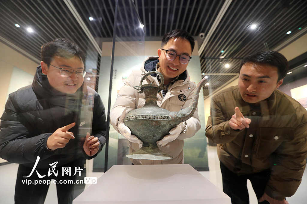 湖北荆门：百件新出土文物亮相