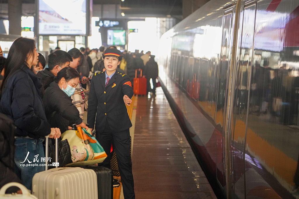 1月21日，铁路宁波站，客运值班员组织旅客有序乘车。