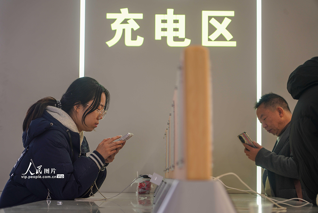 1月21日，铁路宁波站设立充电区域，为旅客提供便捷服务。