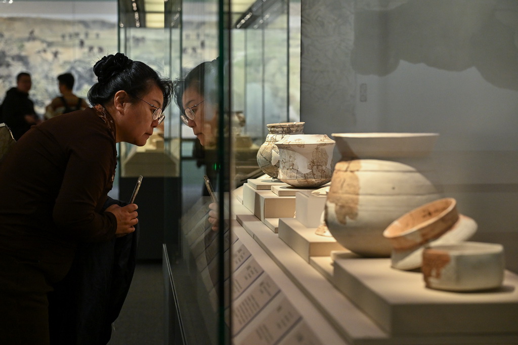 1月21日，参观者在“万古长歌——湖南史前文明图卷展”上观看陶器。