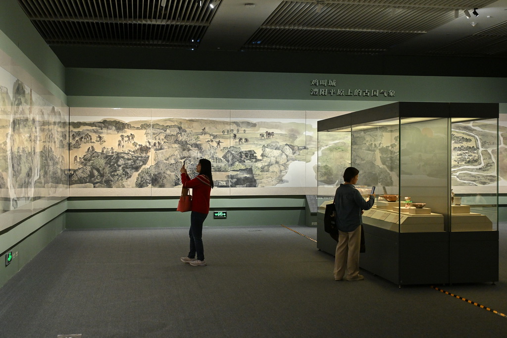 1月21日，参观者在“万古长歌——湖南史前文明图卷展”上参观。
