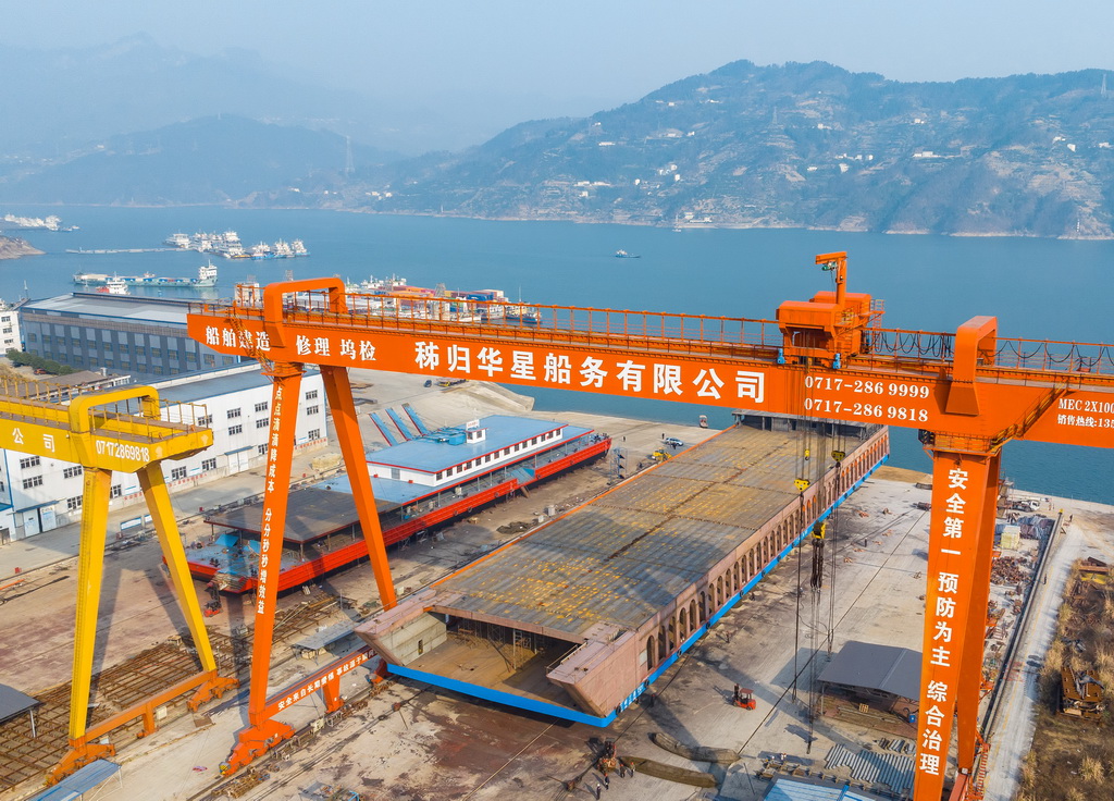 1月20日，秭归县华星船务有限公司建造的新能源滚装船从制造平台向江上移动（无人机照片）。