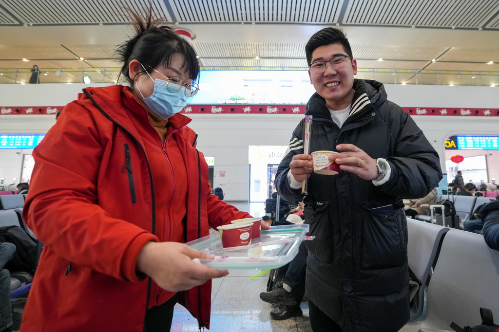 1月22日，旅客在高铁徐州东站候车大厅品尝徐州当地美食。