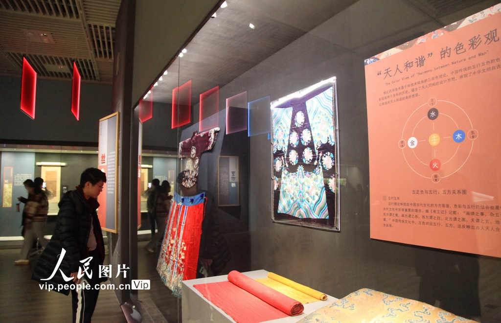 江苏南京：“中国传统织绣工艺的巅峰创造”开展